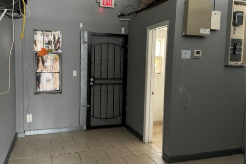 Shop in North Miami Beach, Florida № 1060346