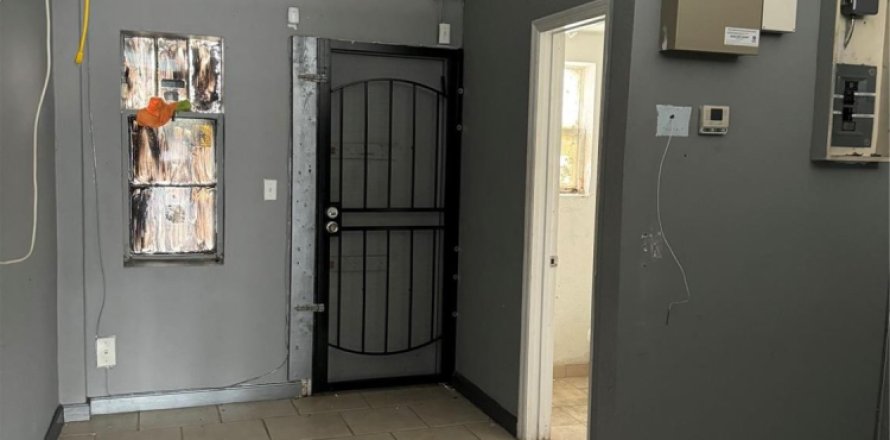 Shop in North Miami Beach, Florida № 1060346