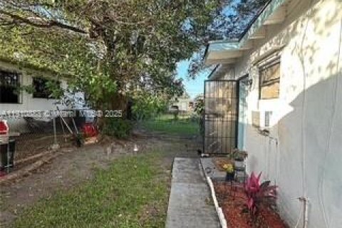 Commercial property in Miami, Florida 112.88 sq.m. № 1966047 - photo 4