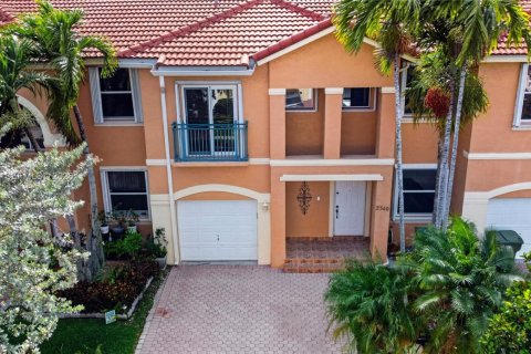 Villa ou maison à vendre à Pembroke Pines, Floride: 4 chambres, 142.7 m2 № 2071304 - photo 2