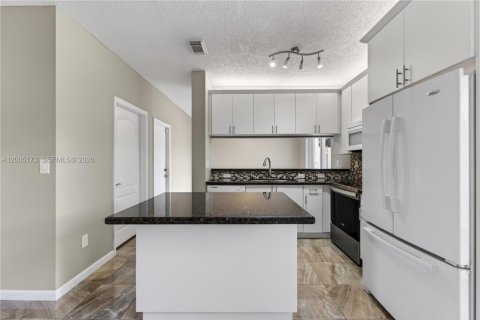 Villa ou maison à vendre à Pembroke Pines, Floride: 4 chambres, 142.7 m2 № 2071304 - photo 10