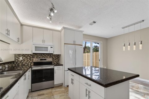 Villa ou maison à vendre à Pembroke Pines, Floride: 4 chambres, 142.7 m2 № 2071304 - photo 11
