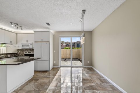 Villa ou maison à vendre à Pembroke Pines, Floride: 4 chambres, 142.7 m2 № 2071304 - photo 7