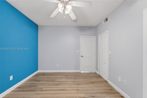 Villa ou maison à vendre à Pembroke Pines, Floride: 4 chambres, 142.7 m2 № 2071304 - photo 18