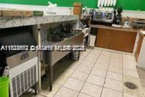 Propiedad comercial en venta en Pembroke Pines, Florida № 1957393 - foto 10
