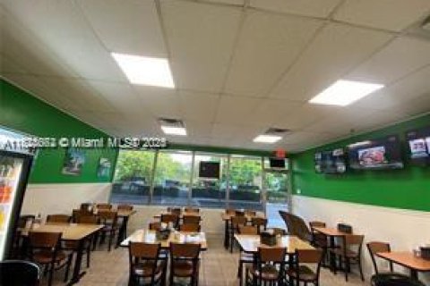 Propiedad comercial en venta en Pembroke Pines, Florida № 1957393 - foto 5