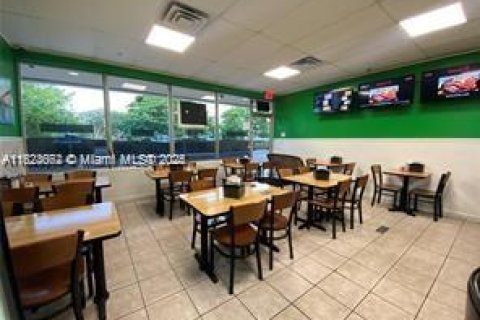 Propiedad comercial en venta en Pembroke Pines, Florida № 1957393 - foto 4