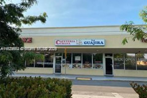 Propiedad comercial en venta en Pembroke Pines, Florida № 1957393 - foto 12