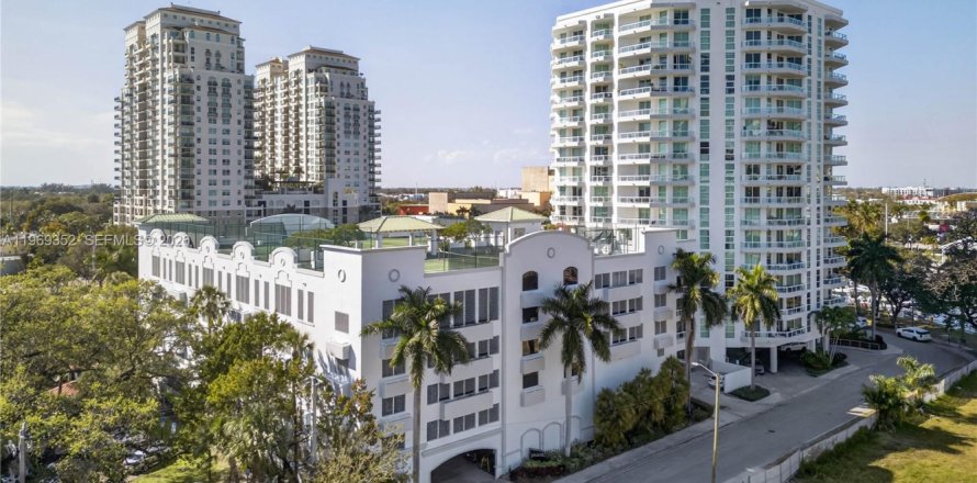 Кондоминиум с 2 спальнями в Форт-Лодердейл, Флорида № 2032445