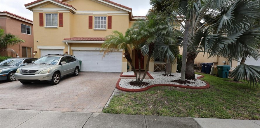 House in Miami Gardens, Florida 6 bedrooms, 313.92 sq.m. № 1894252