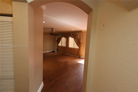 House in Miami Gardens, Florida 6 bedrooms, 313.92 sq.m. № 1894252 - photo 11