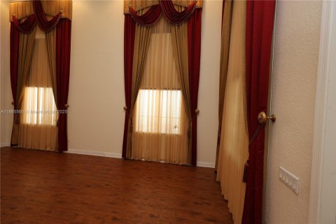 House in Miami Gardens, Florida 6 bedrooms, 313.92 sq.m. № 1894252 - photo 14