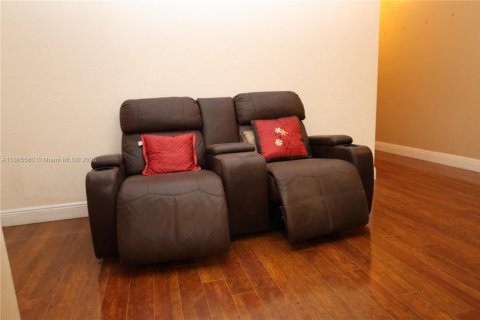 House in Miami Gardens, Florida 6 bedrooms, 313.92 sq.m. № 1894252 - photo 20