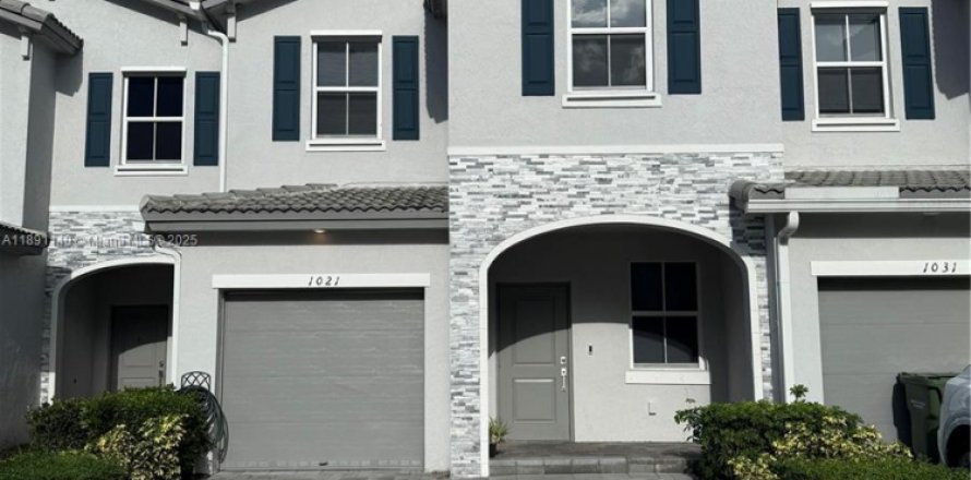 Townhouse in Homestead, Florida 3 bedrooms, 157.47 sq.m. № 1945794