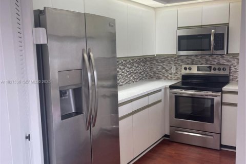 Снять в аренду кондоминиум в Пемброк-Пайнс, Флорида 1 спальня, 78.04м2, № 1986329 - фото 1