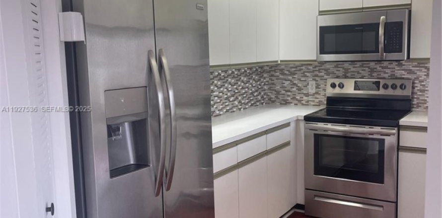 Кондоминиум с 1 спальней в Пемброк-Пайнс, Флорида № 1986329