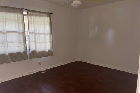 Снять в аренду кондоминиум в Пемброк-Пайнс, Флорида 1 спальня, 78.04м2, № 1986329 - фото 10