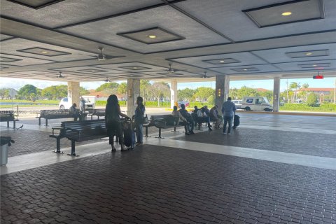 Снять в аренду кондоминиум в Пемброк-Пайнс, Флорида 1 спальня, 78.04м2, № 1986329 - фото 25