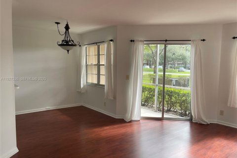 Снять в аренду кондоминиум в Пемброк-Пайнс, Флорида 1 спальня, 78.04м2, № 1986329 - фото 4