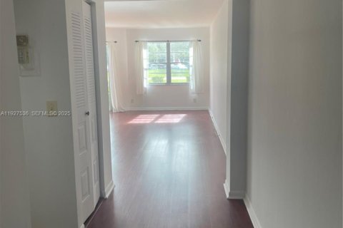 Снять в аренду кондоминиум в Пемброк-Пайнс, Флорида 1 спальня, 78.04м2, № 1986329 - фото 8