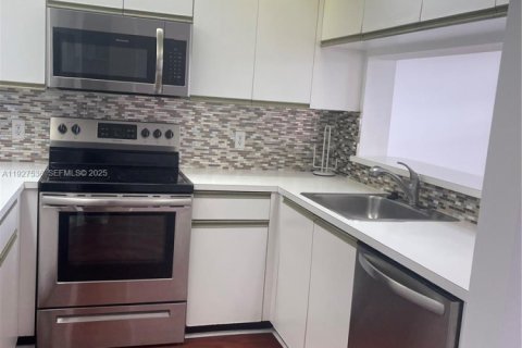 Снять в аренду кондоминиум в Пемброк-Пайнс, Флорида 1 спальня, 78.04м2, № 1986329 - фото 2