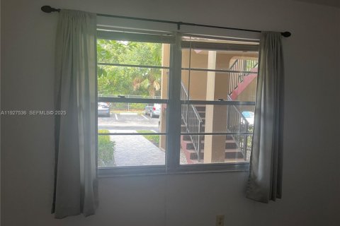 Снять в аренду кондоминиум в Пемброк-Пайнс, Флорида 1 спальня, 78.04м2, № 1986329 - фото 11