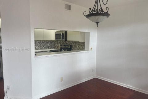 Снять в аренду кондоминиум в Пемброк-Пайнс, Флорида 1 спальня, 78.04м2, № 1986329 - фото 3