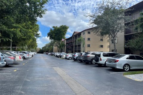 Снять в аренду кондоминиум в Пемброк-Пайнс, Флорида 1 спальня, 78.04м2, № 1986329 - фото 15