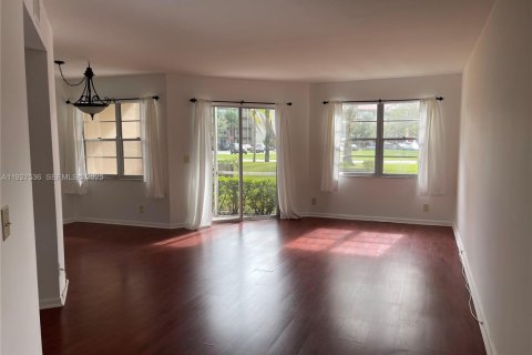 Снять в аренду кондоминиум в Пемброк-Пайнс, Флорида 1 спальня, 78.04м2, № 1986329 - фото 6