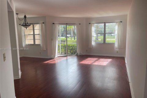 Снять в аренду кондоминиум в Пемброк-Пайнс, Флорида 1 спальня, 78.04м2, № 1986329 - фото 5