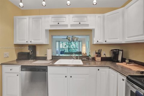 Condo in Coconut Creek, Florida, 2 bedrooms  № 1890313 - photo 6