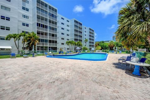 Copropriété à vendre à Hallandale Beach, Floride: 2 chambres, 101.45 m2 № 2276165 - photo 14