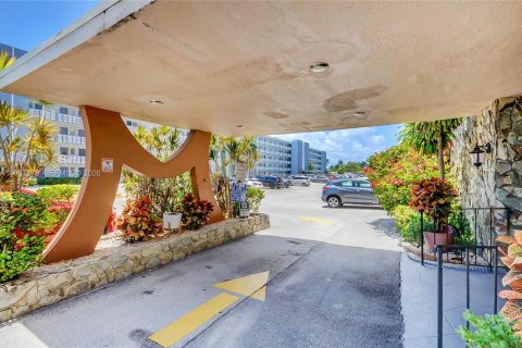 Copropriété à vendre à Hallandale Beach, Floride: 2 chambres, 101.45 m2 № 2276165 - photo 4