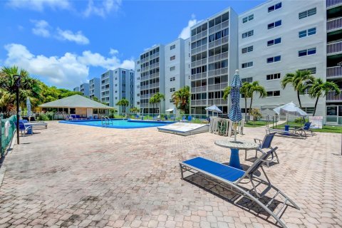 Copropriété à vendre à Hallandale Beach, Floride: 2 chambres, 101.45 m2 № 2276165 - photo 15