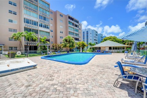 Copropriété à vendre à Hallandale Beach, Floride: 2 chambres, 101.45 m2 № 2276165 - photo 12
