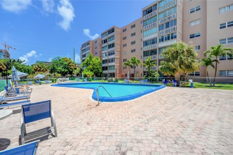 Copropriété à vendre à Hallandale Beach, Floride: 2 chambres, 101.45 m2 № 2276165 - photo 13
