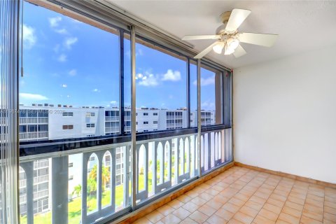 Copropriété à vendre à Hallandale Beach, Floride: 2 chambres, 101.45 m2 № 2276165 - photo 25