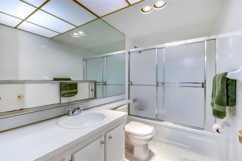 Copropriété à vendre à Hallandale Beach, Floride: 2 chambres, 101.45 m2 № 2276165 - photo 19