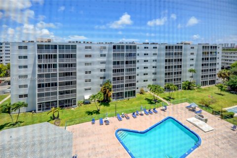 Copropriété à vendre à Hallandale Beach, Floride: 2 chambres, 101.45 m2 № 2276165 - photo 5