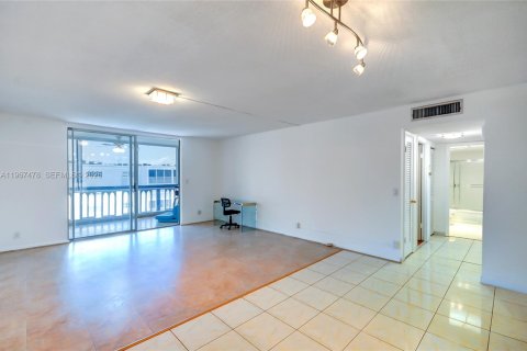 Copropriété à vendre à Hallandale Beach, Floride: 2 chambres, 101.45 m2 № 2276165 - photo 22