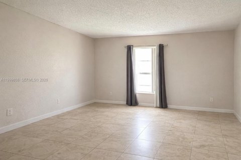 Apartment in Hialeah, Florida 2 bedrooms, 88.26 sq.m. № 2067658 - photo 2