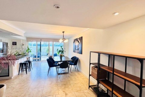 Touwnhouse à vendre à Hallandale Beach, Floride: 2 chambres, 167.04 m2 № 2078781 - photo 5