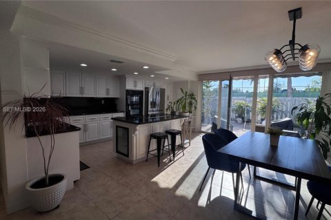 Touwnhouse à vendre à Hallandale Beach, Floride: 2 chambres, 167.04 m2 № 2078781 - photo 6