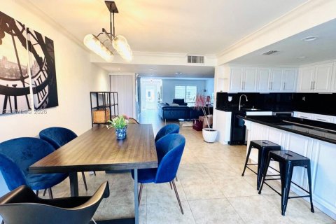 Touwnhouse à vendre à Hallandale Beach, Floride: 2 chambres, 167.04 m2 № 2078781 - photo 10