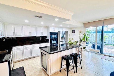 Touwnhouse à vendre à Hallandale Beach, Floride: 2 chambres, 167.04 m2 № 2078781 - photo 2