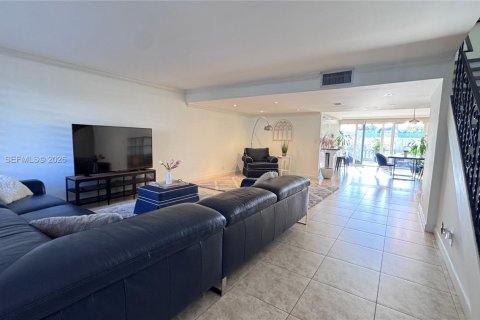 Touwnhouse à vendre à Hallandale Beach, Floride: 2 chambres, 167.04 m2 № 2078781 - photo 24
