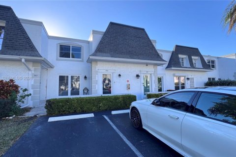 Touwnhouse à vendre à Hallandale Beach, Floride: 2 chambres, 167.04 m2 № 2078781 - photo 13