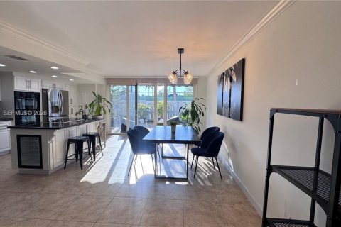 Touwnhouse à vendre à Hallandale Beach, Floride: 2 chambres, 167.04 m2 № 2078781 - photo 9