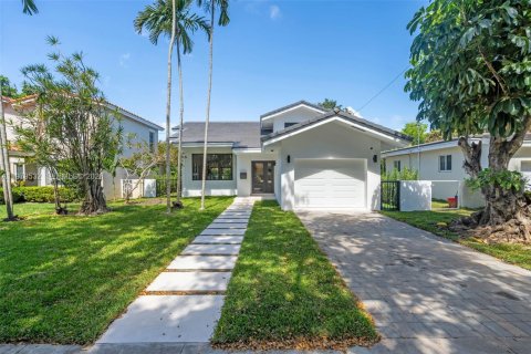 Купить виллу или дом в Корал-Гейблс, Флорида 4 спальни, 210.42м2, № 2049706 - фото 2