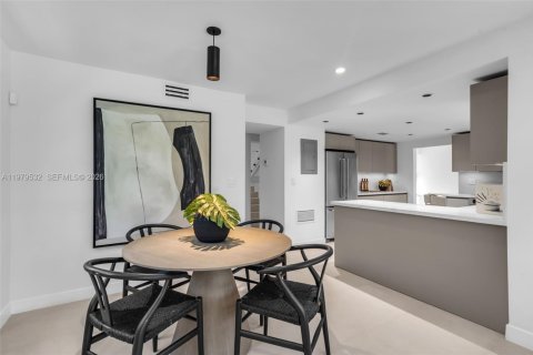 Купить виллу или дом в Корал-Гейблс, Флорида 4 спальни, 210.42м2, № 2049706 - фото 16